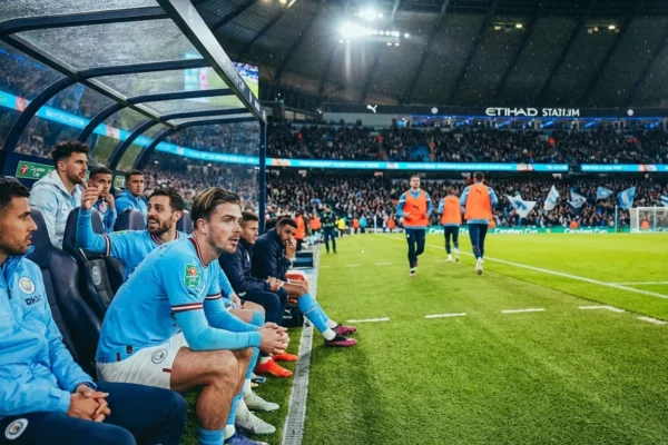 city-cruise-past-brentford-reach-carabao-semis-1-1766009951