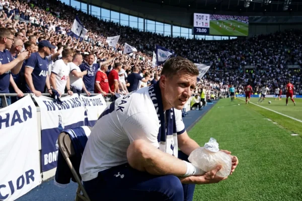 isak-injures-ankle-clinching-liverpools-2-1-win-1-1766261357