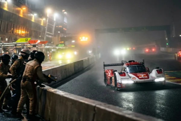 fog-carnage-porsche-pace-daytona-1-1769344355