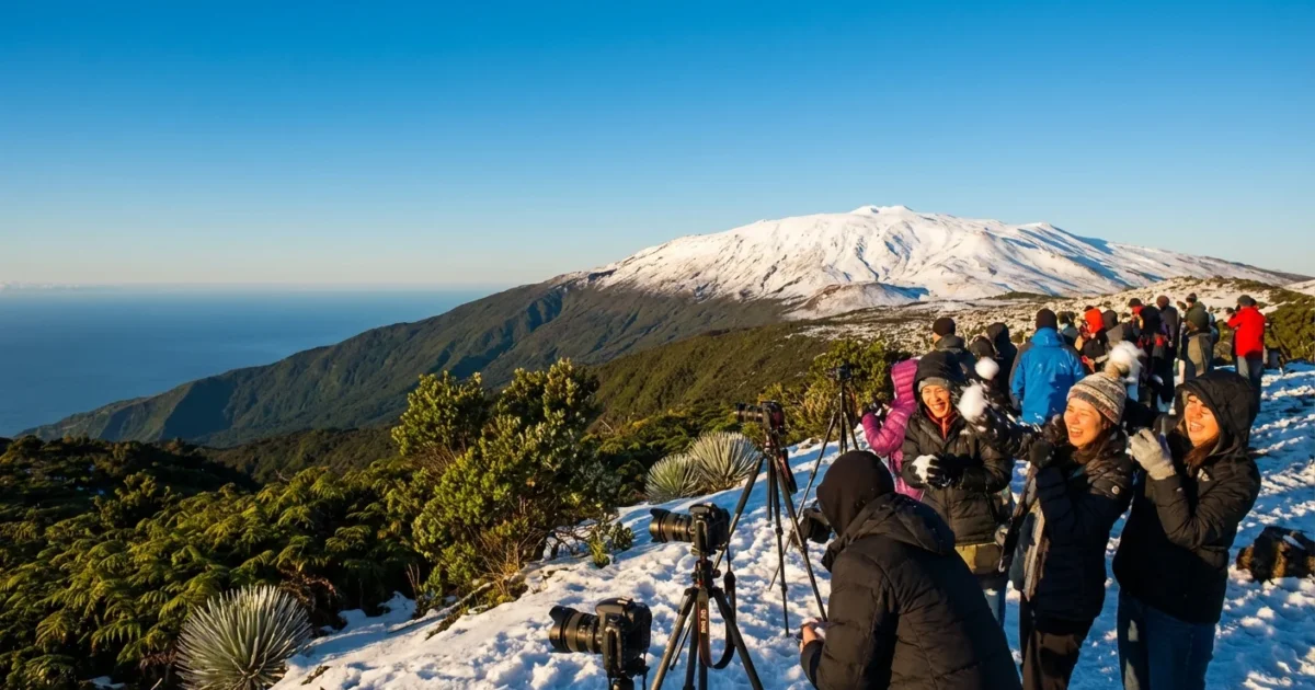 snow-blankets-hawaiis-volcanoes-amid-kona-low-1-1767734011