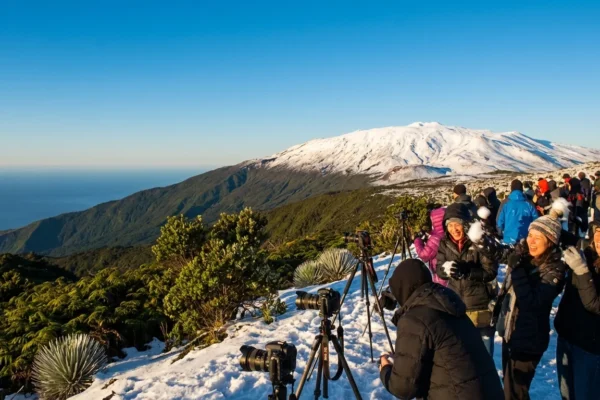 snow-blankets-hawaiis-volcanoes-amid-kona-low-1-1767734011